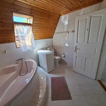 Szepkilato Felso Szint Medencevel Es Kilatassal Apartmán *