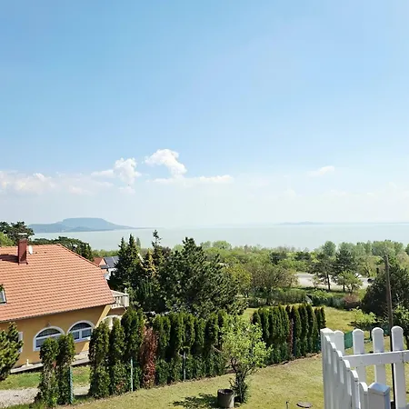 Szepkilato Felso Szint Medencevel Es Kilatassal Balatongyörök